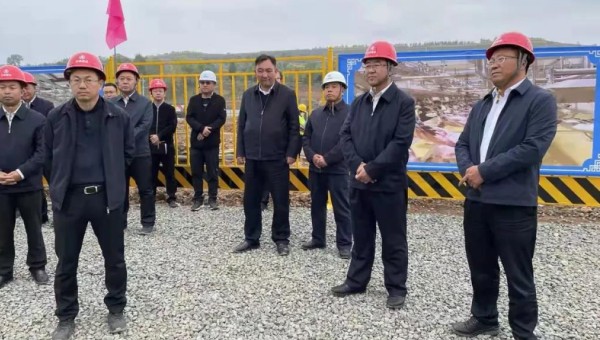 10月5日下午，臨夏州委書記郭鶴立一行來到隧道公司承建的和政綜合農貿市場及冷鏈物流倉儲中心建設項目（一期工程）觀摩。州委副書記、代州長何東，州領導王鴻岳、馬秀蘭、馬斌、李文瑞等，和政縣委、縣政府相關領